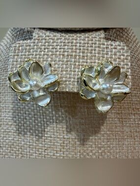 New Adorable Gold Trim White Pearl Flower Stud Earrings